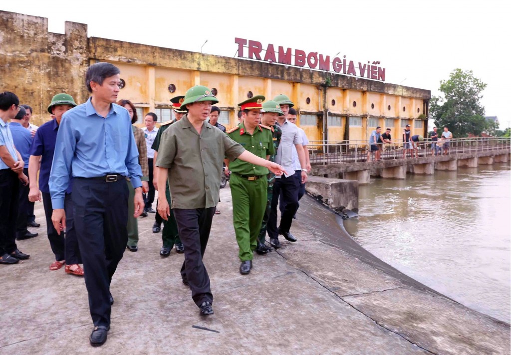 Phó Thủ tướng Trần Hồng Hà kiểm tra trạm bơm Gia Viễn - Ảnh: VGP/Minh Khôi