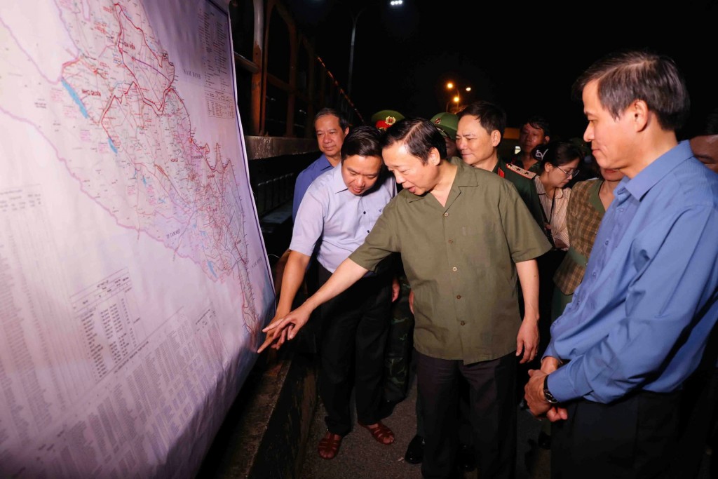 Phó Thủ tướng trực tiếp nghe báo cáo tại đập tràn đê hữu Hoàng Long, xã Gia Lạc, huyện Gia Viễn - Ảnh: VGP/Minh Khôi