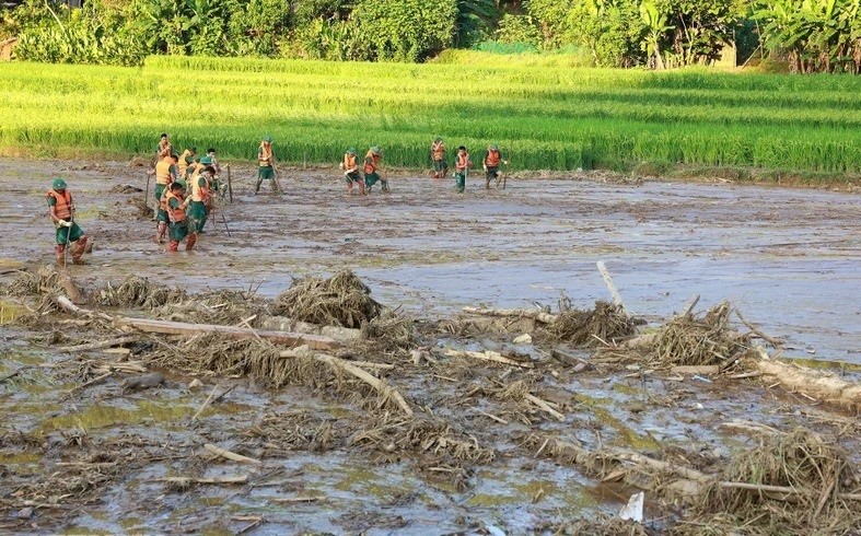 Lực lượng quân đội, công an triển khai tìm kiếm các nạn nhân mất tích do sạt lở đất tại làng Nủ, xã Phúc Khánh, huyện Bảo Yên. (Ảnh: Dương Giang/TTXVN)