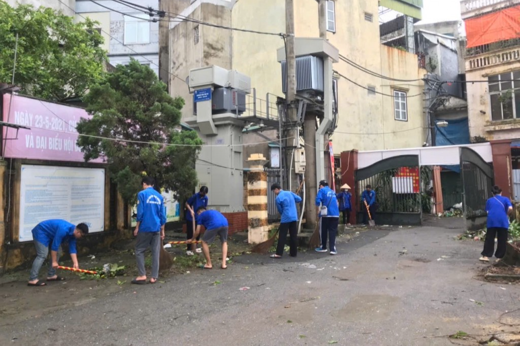 Cùng người dân tổng vệ sinh môi trường, ổn định cuộc sống
