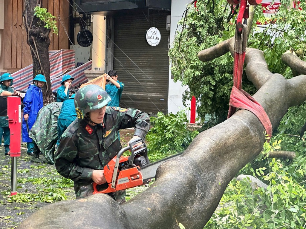  lực lượng chức năng vẫn đang tập trung toàn bộ nhân lực, trang thiết bị, hối hả giải tỏa cây đổ trên các tuyến phố