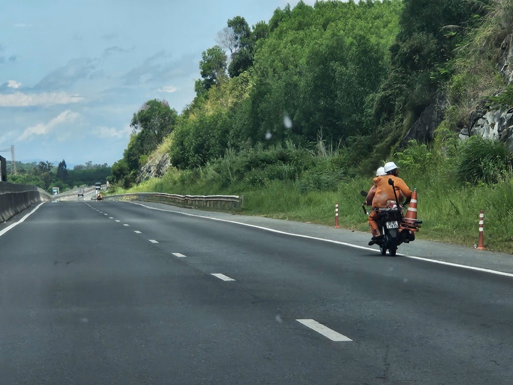 Công nhân Trung tâm Khai thác vận hành cao tốc Đà Nẵng - Quảng Ngãi, đi xe mấy trên cao tốc mất an toàn giao thông (Ảnh H. Quảng)