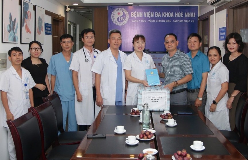 Trao quà hỗ trợ các đơn vị y tế ảnh hưởng bão số 3