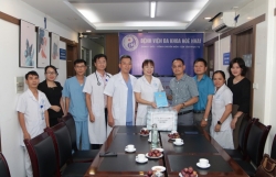 Trao quà hỗ trợ các đơn vị y tế ảnh hưởng bão số 3