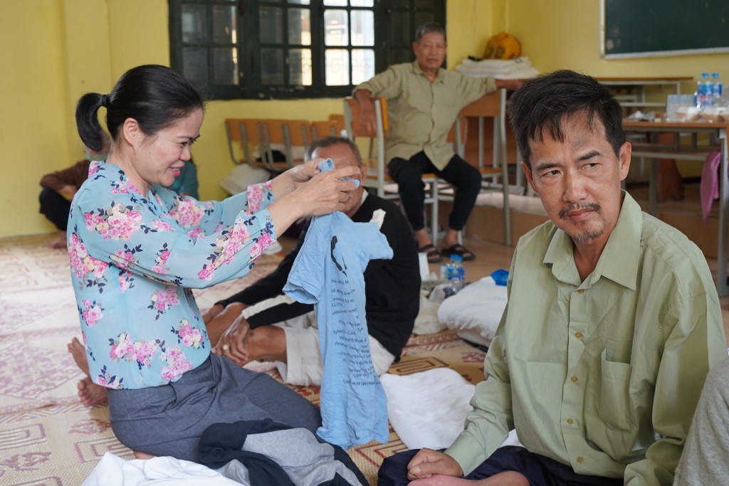 Chị Đào Quỳnh Anh, cán bộ phường Trúc Bạch chăm lo tận tình cho người dân đến tạm trú Chị Đào Quỳnh Anh, cán bộ phường Trúc Bạch chăm lo tận tình cho người dân đến tạm trú