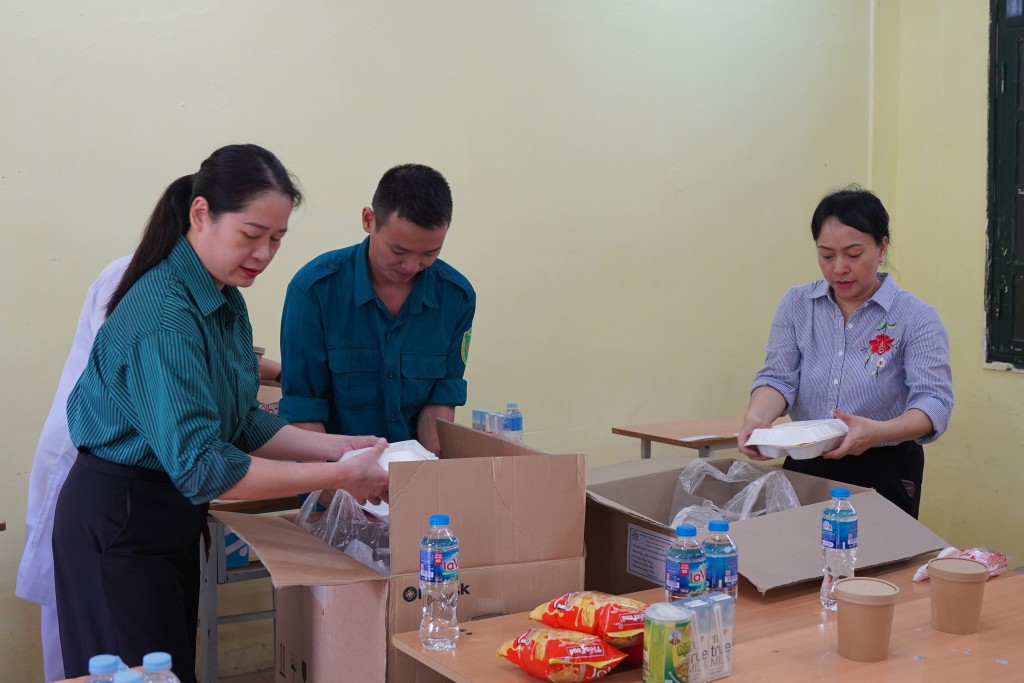 Lãnh đạo quận Ba Đình tận tay chuẩn bị cơm trưa cho người dân Lãnh đạo quận Ba Đình tận tay chuẩn bị cơm trưa cho người dân