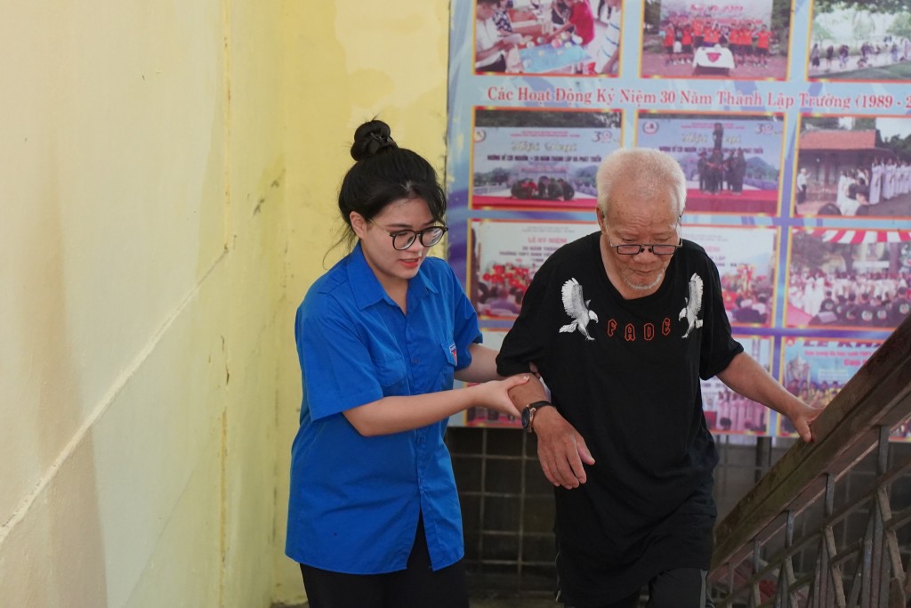 Đoàn viên, thanh niên luôn chia ca túc trự 24/24 đẻ hỗ trợ Nhân dân Đoàn viên, thanh niên luôn chia ca túc trự 24/24 đẻ hỗ trợ Nhân dân