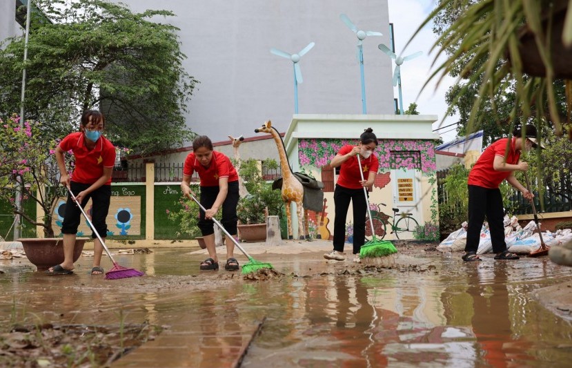 Thầy cô lội bùn dọn dẹp trường lớp sau mưa lũ