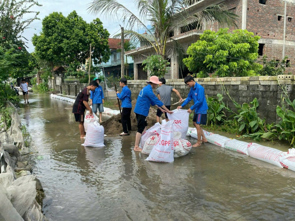 Thanh niên tình nguyện huyện Chương Mỹ hỗ trợ Nhân dân phòng chống lũ lụt