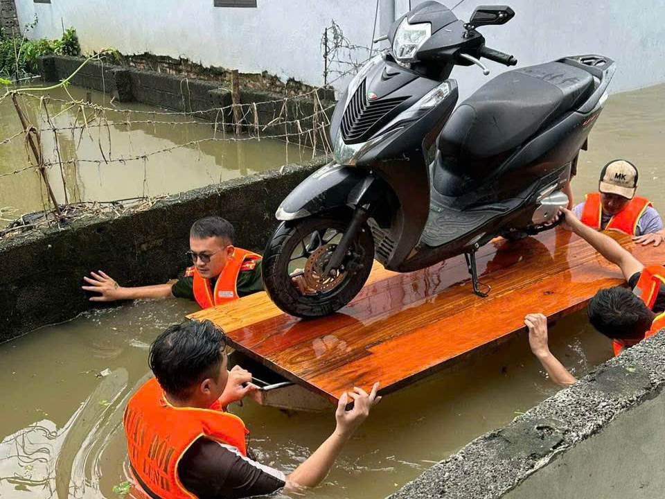 Lực lượng tình nguyện giúp dân vùng ngập lụt kê kích tài sản 