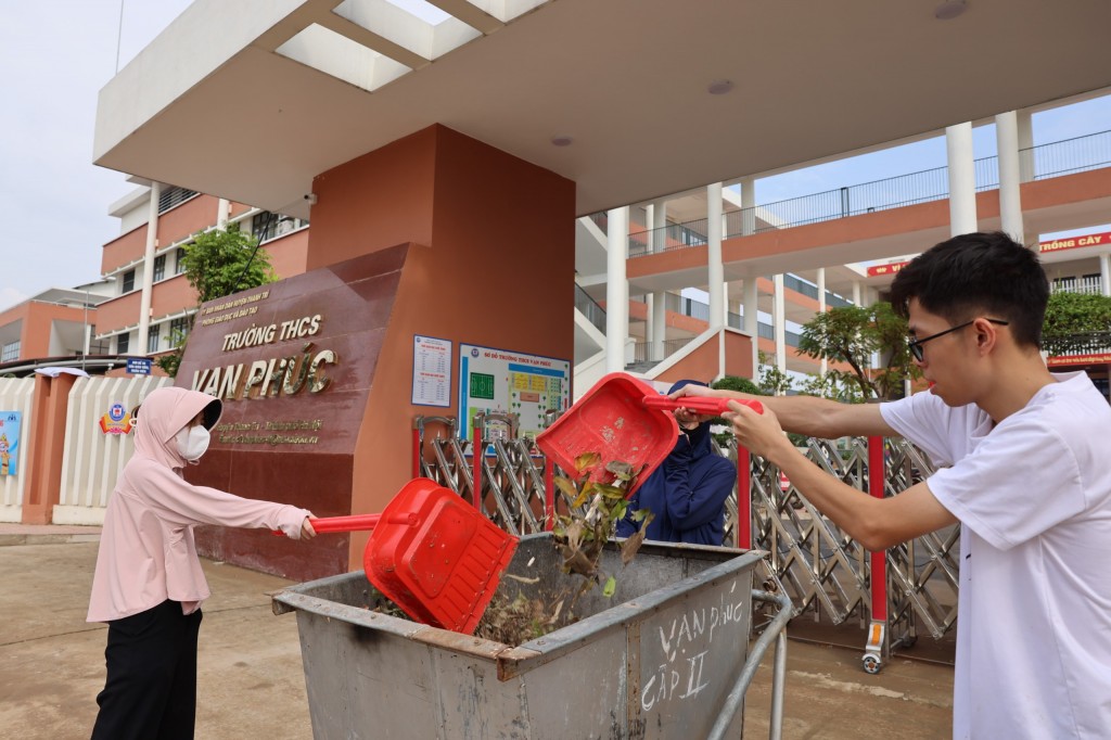 Thầy cô lội bùn dọn dẹp trường lớp sau mưa lũ