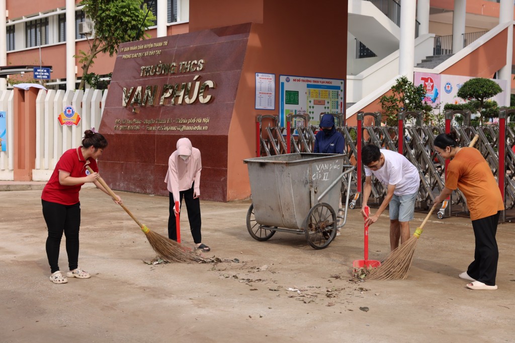 Thầy cô lội bùn dọn dẹp trường lớp sau mưa lũ