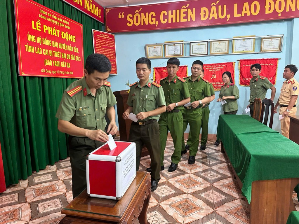 Lãnh đạo, cán bộ, chiến sĩ Công an huyện Đắk Song quyên góp ủng hộ Nhân dân huyện Bảo Yên, tỉnh Lào Cai 