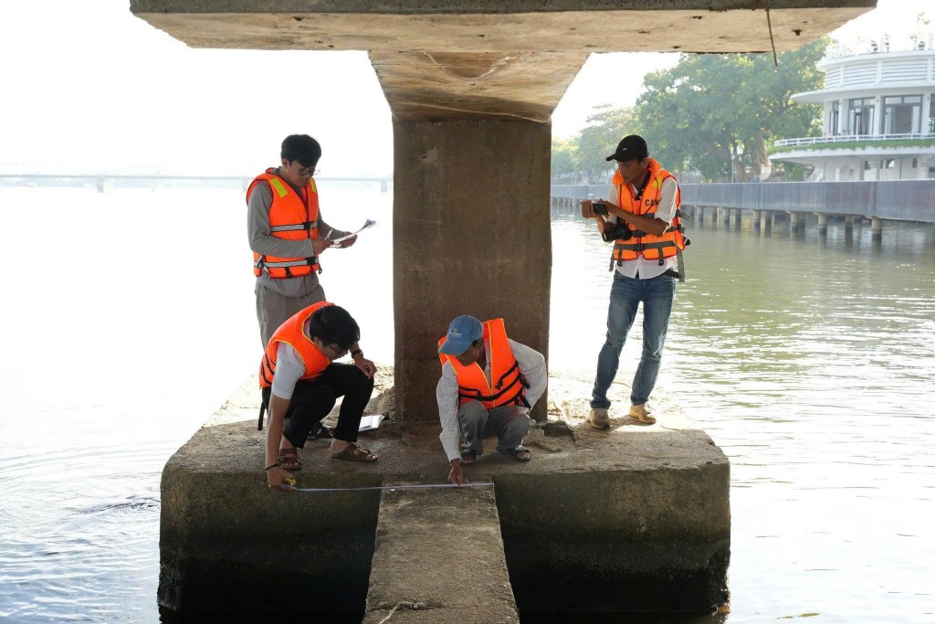 Đoàn công tác kiểm tra tại chân cầu Phú Xuân, TP Huế (Ảnh thuathienhue.gov)