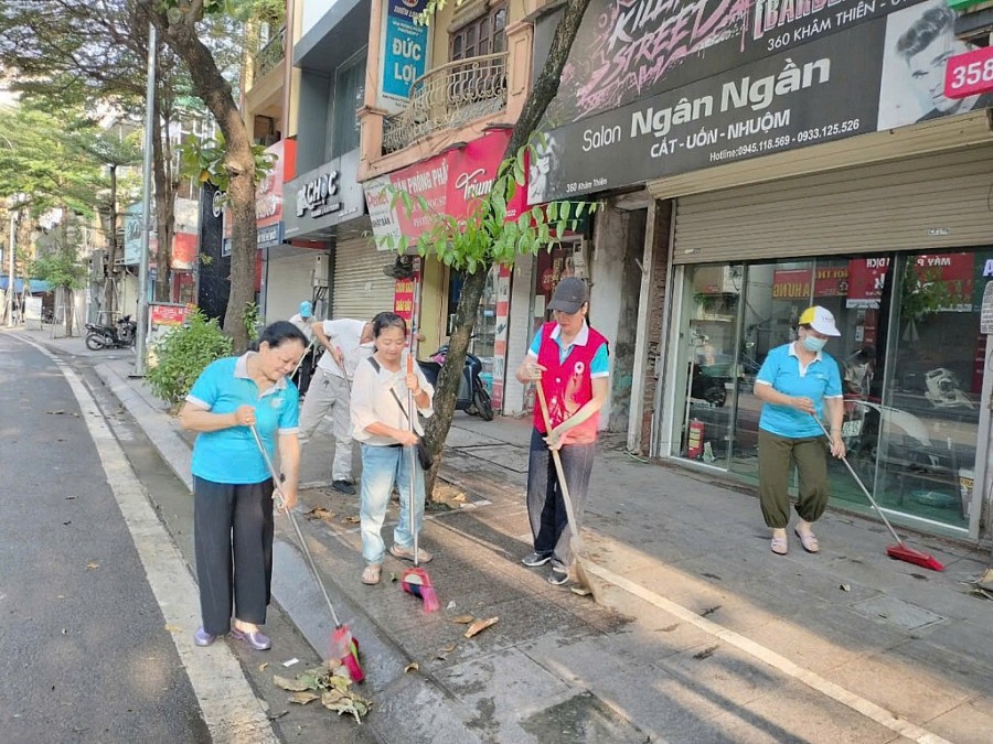 Các lực lượng cùng người dân quận Đống Đa vệ sinh môi trươgf khắc phục hậu quả sau bão số3