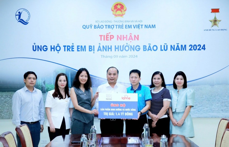 Tiếp nhận ủng hộ và hỗ trợ kịp thời trẻ em vùng lũ