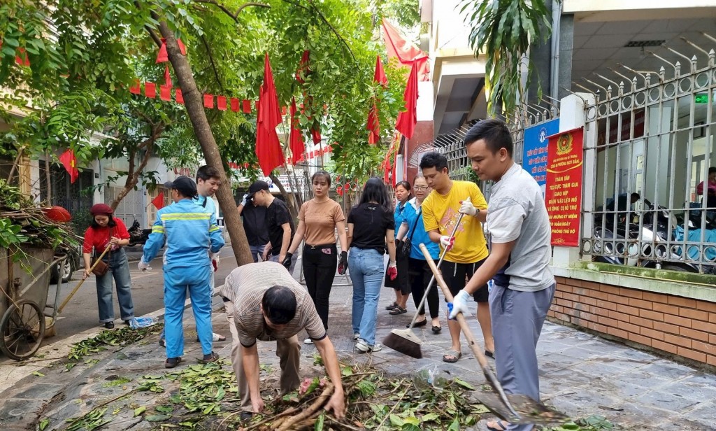 Quận Hai Bà Trưng đồng loạt ra quân tổng vệ sinh môi trường