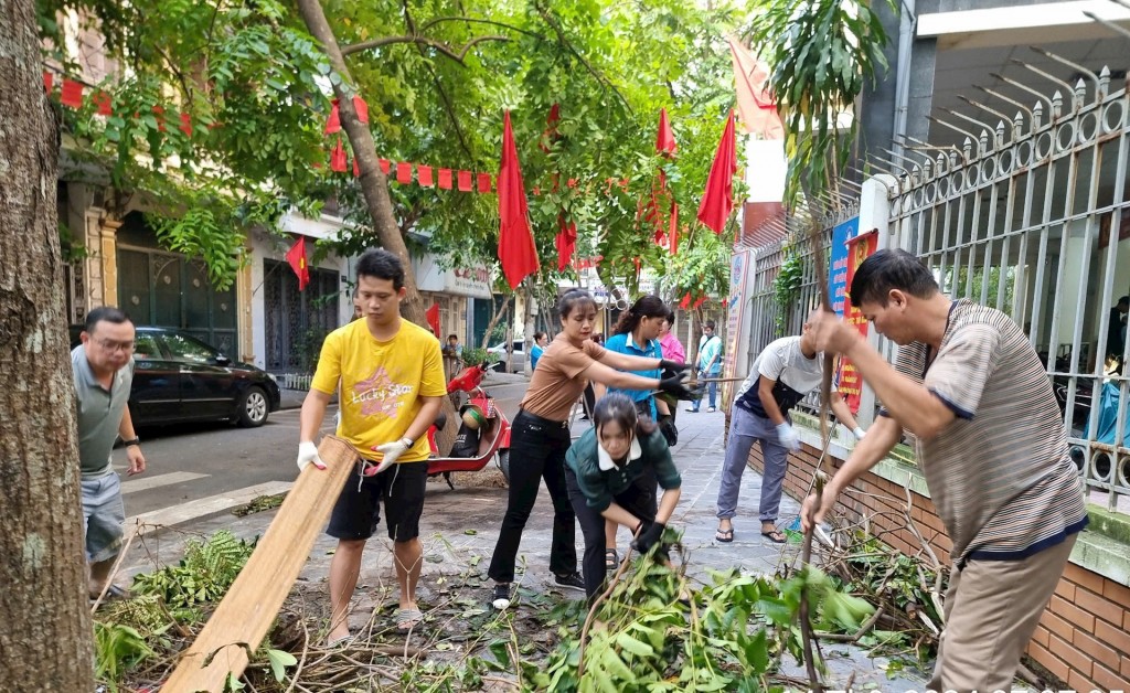 Người dân phường Bạch Đằng ra quân vệ sinh môi trường