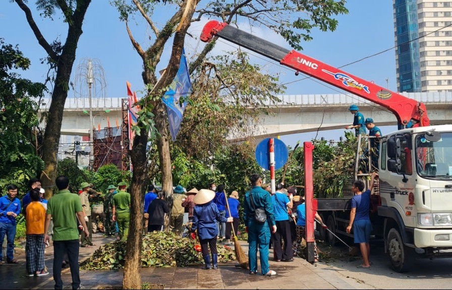 Toàn dân vệ sinh môi trường, khắc phục hậu quả mưa bão