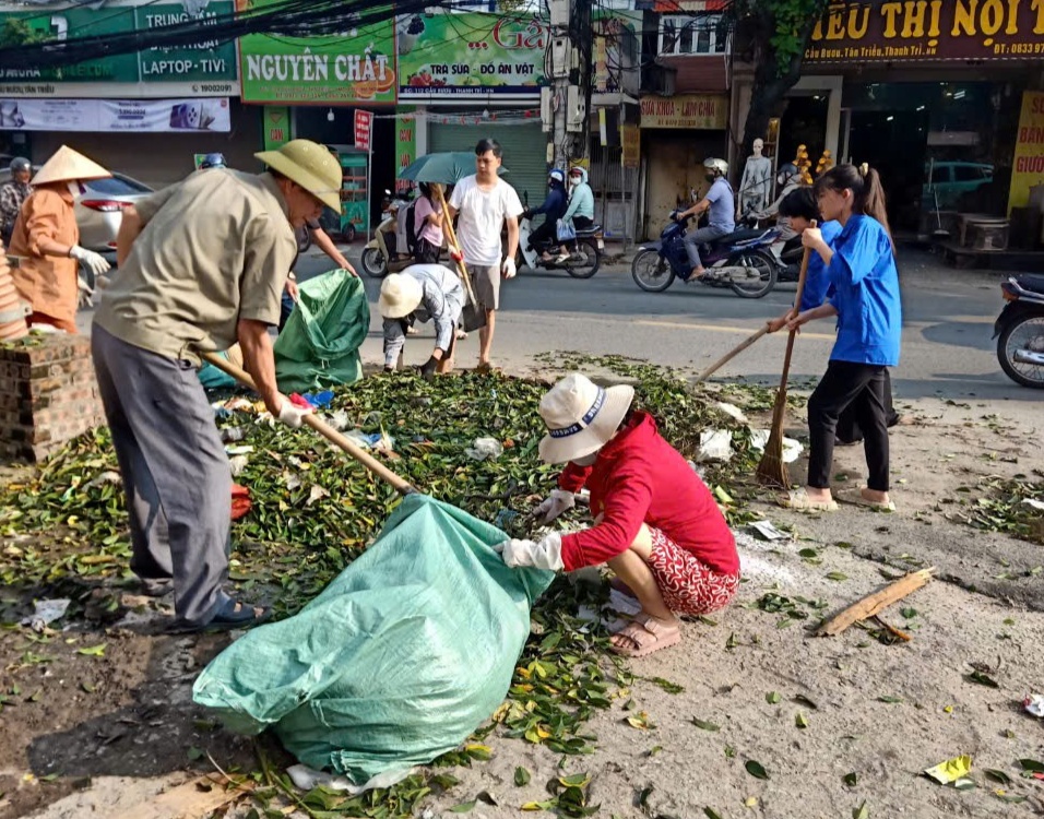 Các lực lượng phối hợp tích cực tham gia dọn dẹp, vệ sinh môi trường sau mưa lũ