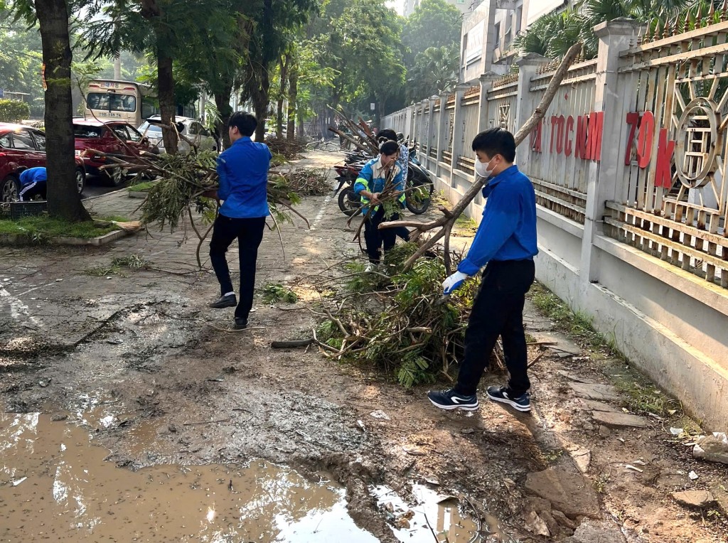 Bạn trẻ quận Nam Từ Liêm dọn đường phố sau bão