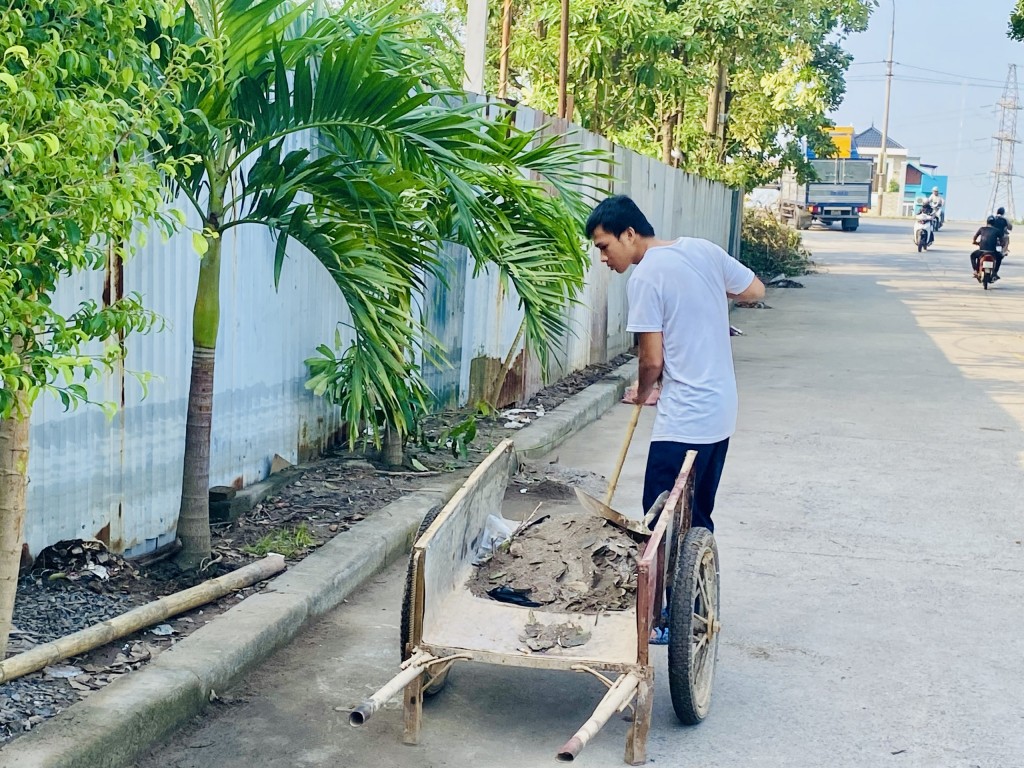 Người trẻ chủ động quét đường làng