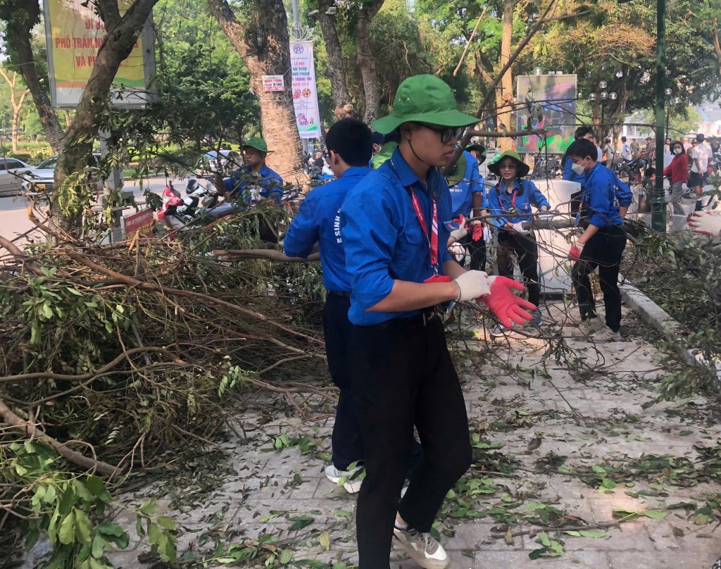 Quận Hai Bà Trưng đồng loạt ra quân tổng vệ sinh môi trường