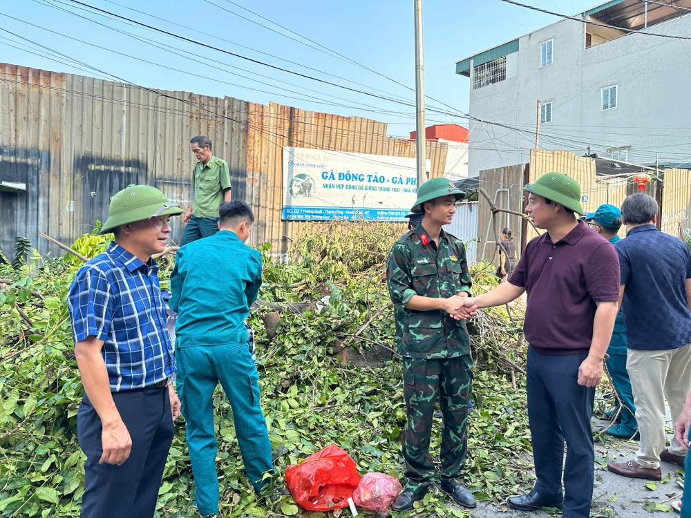 Cùng ngày, đồng chí Nguyễn Minh Tâm cũng đến kiểm tra, động viên các lực lượng đang tích cực thu gom, vận chuyển cây xanh bị đổ, dọn dẹp môi trường tại tuyến trục chính trên địa bàn phường Thịnh Liệt