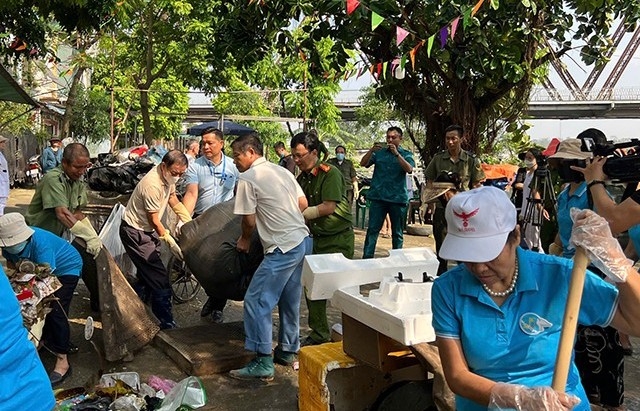 Hàng trăm người dân cùng nhau khẩn trương tổng vệ sinh sau bão