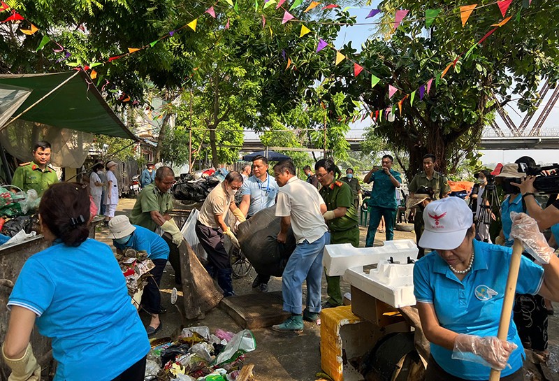 Hàng trăm người dân cùng nhau khẩn trương tổng vệ sinh sau bão