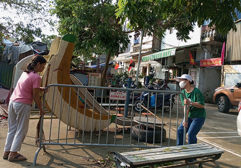 Hàng trăm người dân cùng nhau khẩn trương tổng vệ sinh sau bão