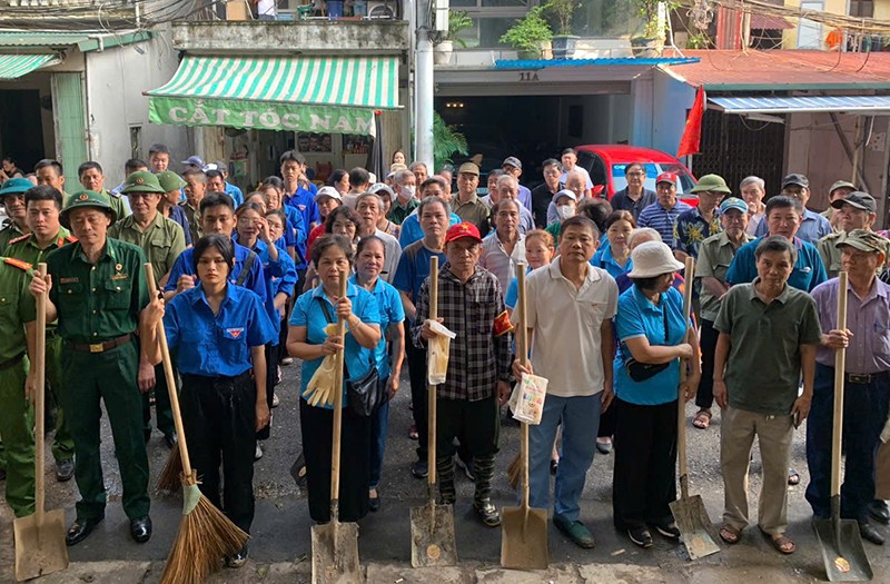 Các lực lượng tập trung tại UBND phường Phúc Tân để ra quân dọn vệ sinh môi trường sau bão lũ