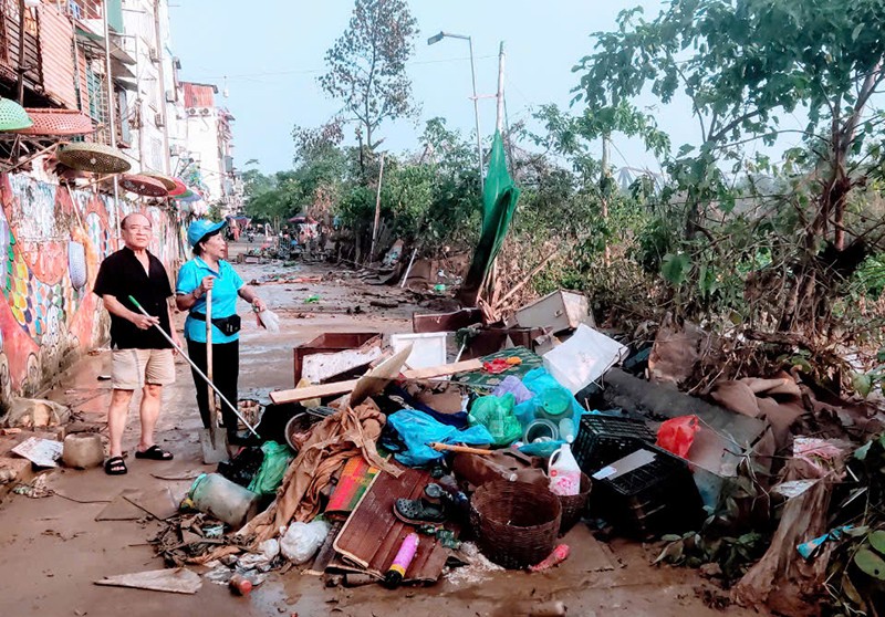 Hàng trăm người dân cùng nhau khẩn trương tổng vệ sinh sau bão