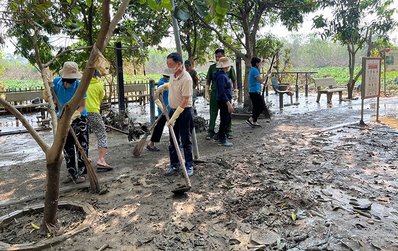 Hàng trăm người dân cùng nhau khẩn trương tổng vệ sinh sau bão