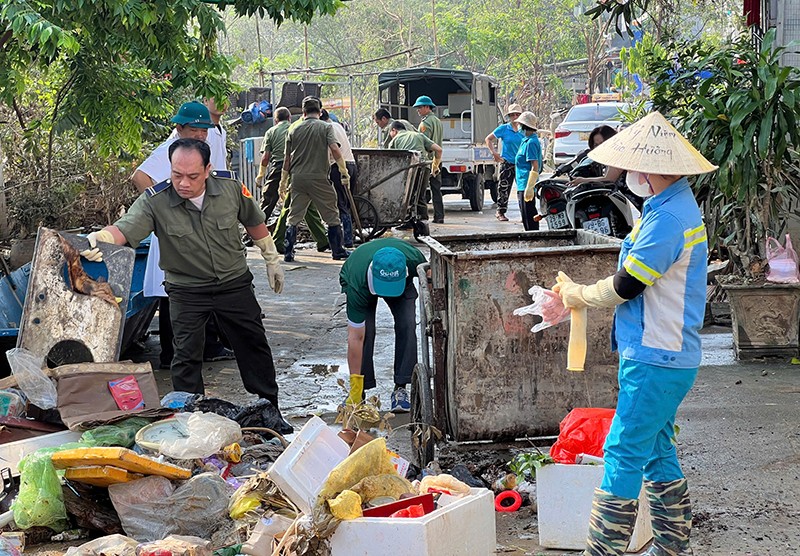 Hàng trăm người dân cùng nhau khẩn trương tổng vệ sinh sau bão