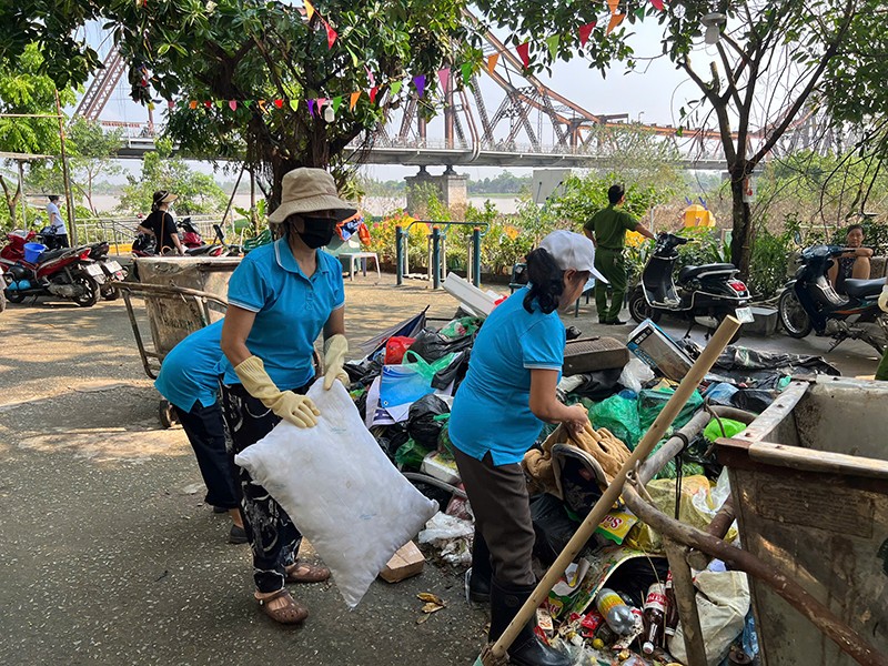 Hàng trăm người dân cùng nhau khẩn trương tổng vệ sinh sau bão