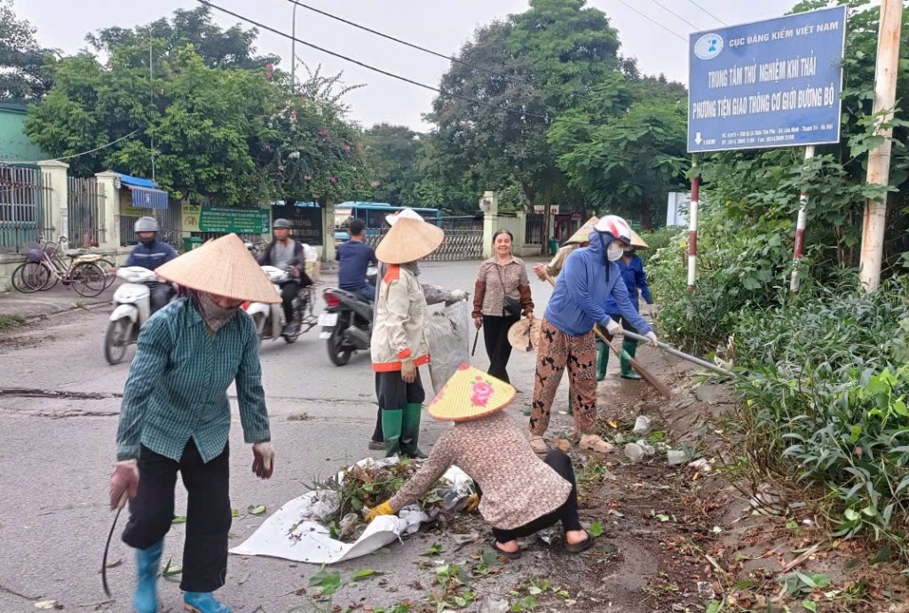 Huyện Thanh Trì huy động gần 2.000 phụ nữ vệ sinh môi trường