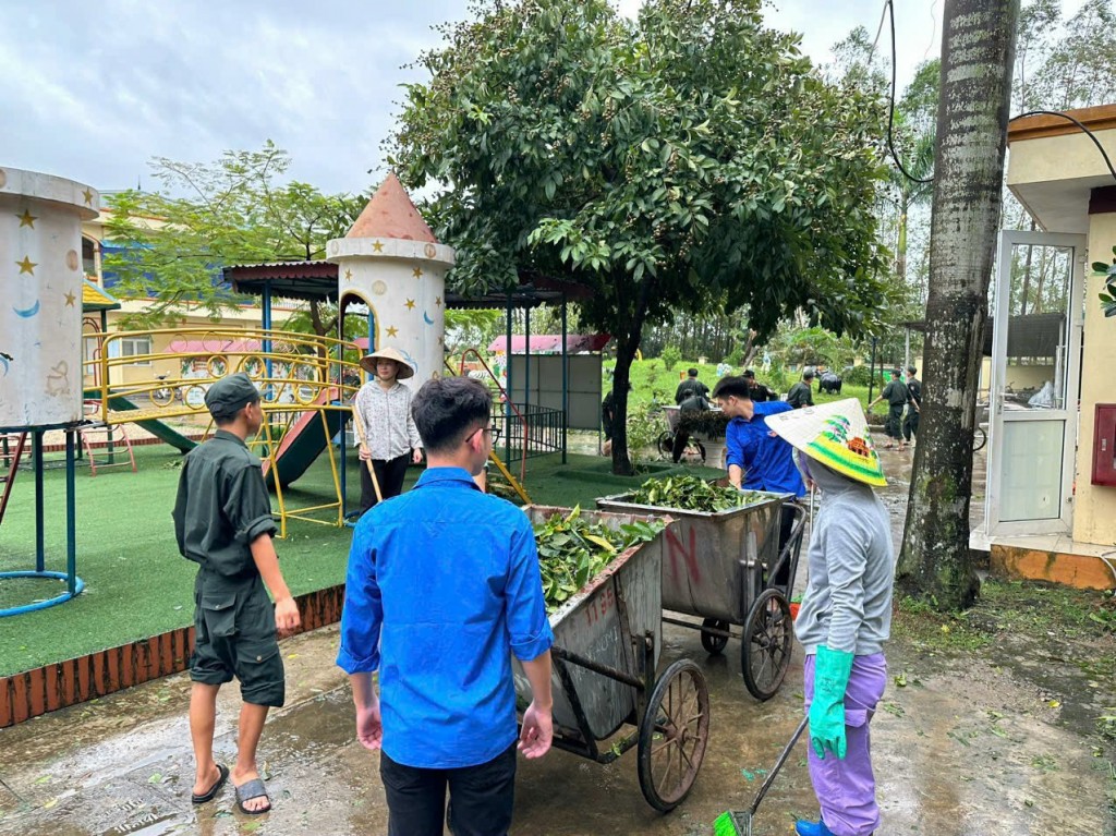 Nhân dân cùng đoàn thanh niên tham gia tổng vệ sinh môi trường