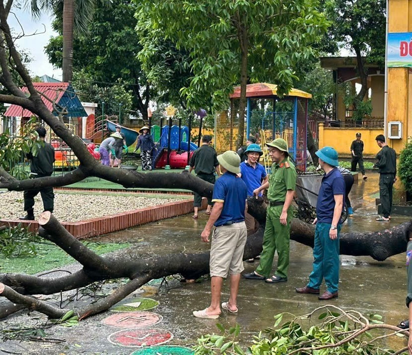 Huyện Sóc Sơn huy động nhân lực vệ sinh môi trường sau bão lũ