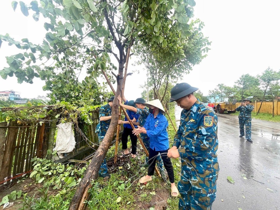 Huyện Sóc Sơn huy động nhân lực vệ sinh môi trường sau bão lũ