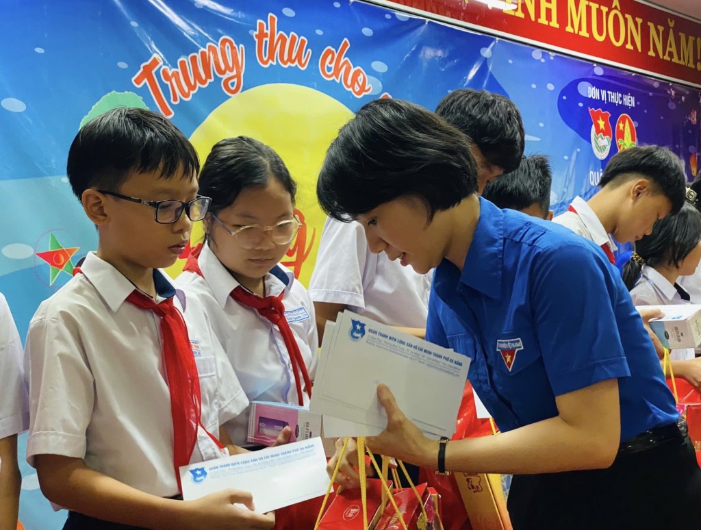 Chị Nguyễn Thị Anh Thảo, Phó Bí thư Thành đoàn Đà Nẵng tận tay trao quà cho các em 