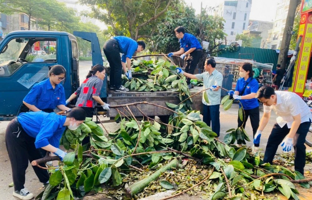 Cán bộ, Nhân dân quận Cầu Giấy ra quân tổng vệ sinh môi trường