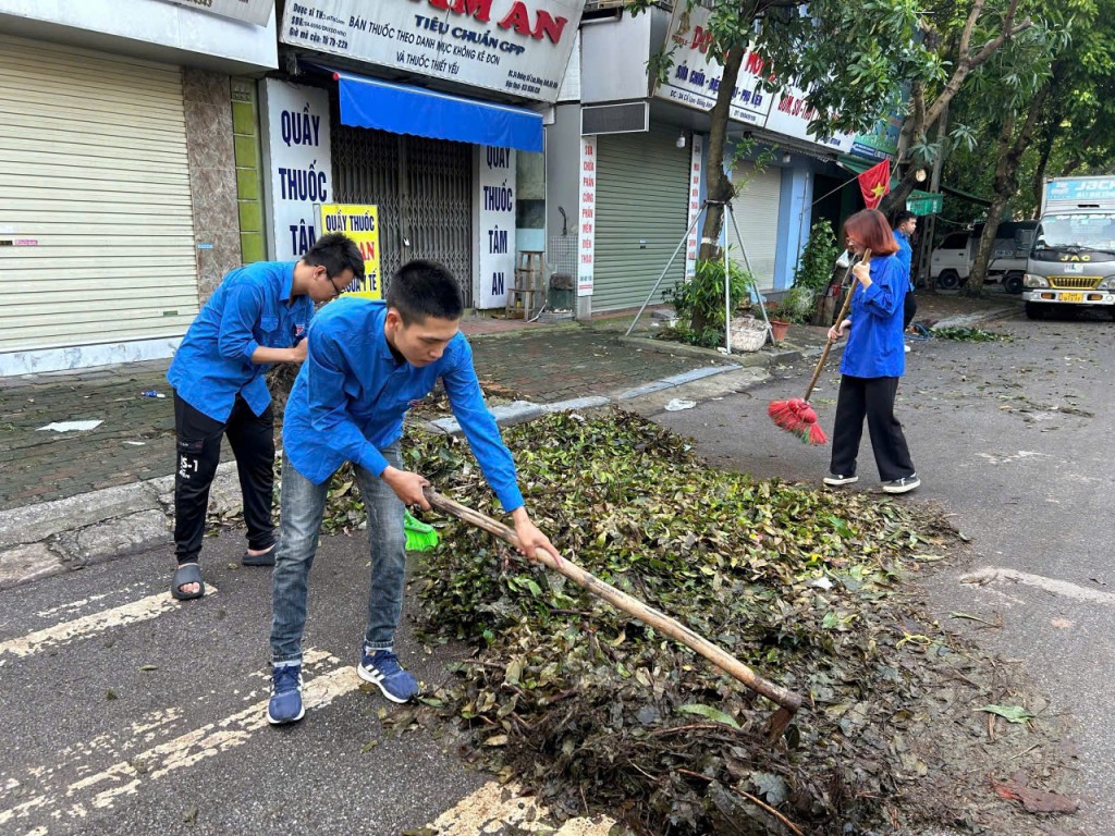Tuổi trẻ xã Đông Hội cùng nhau dọn vệ sinh, khắc phục hậu quả sau cơn bão
