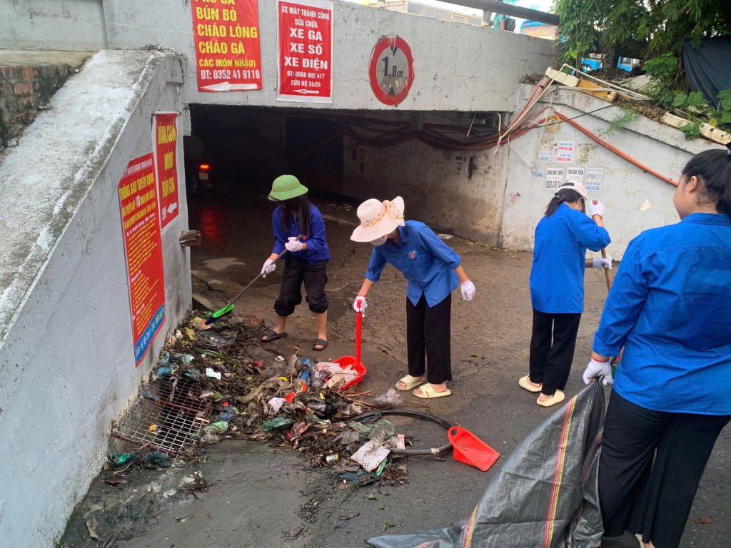 Đoàn viên xã Kim Chung vệ sinh đường đi 