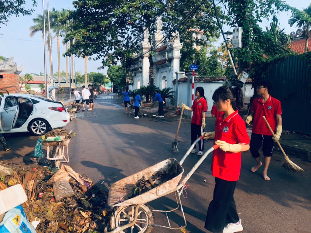 Lực lượng trẻ của quận Long Biên hỗ trợ Phường Cự Khối dọn dẹp vệ sinh sau khi ngập lụt