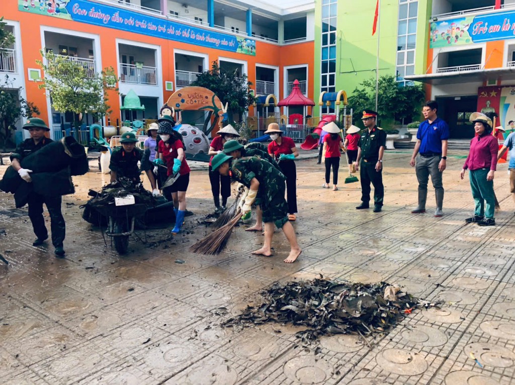 Đoàn viên Học viện Hậu cần hỗ trợ trường mần non Hoa Phượng vệ sinh để chuẩn bị đón học sinh trở lại trường