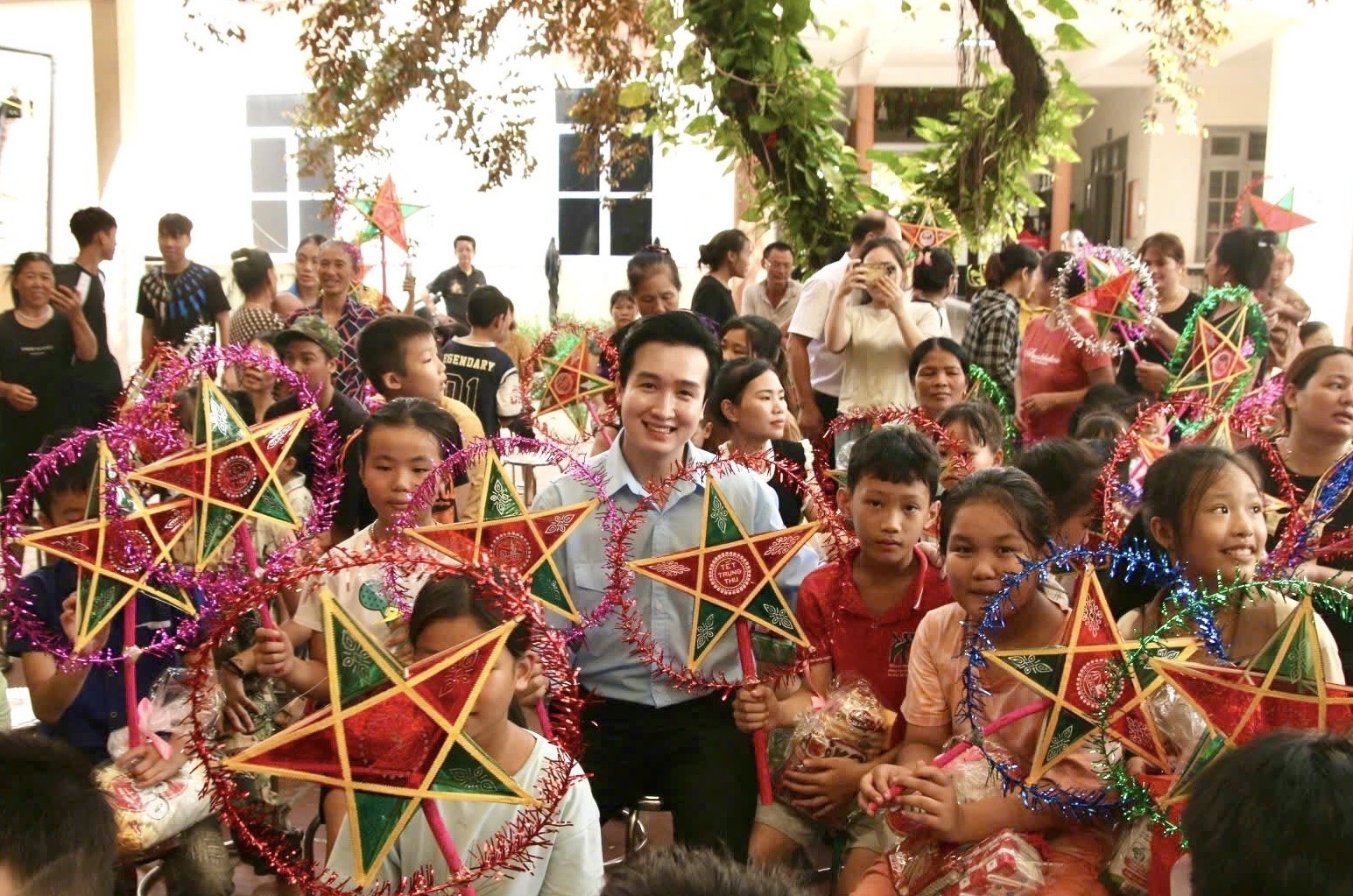 Đồng chí Đào Đức Việt, Phó Bí thư Thành đoàn Hà Nội, Chủ tịch Hội đồng Đội thành phố Hà Nội cùng các em thiếu nhi huyện Quốc Oai
