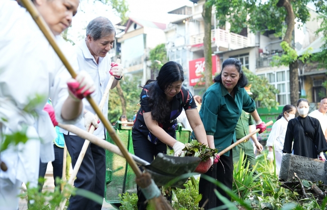 Người dân Hà Nội cùng nhau dọn dẹp vệ sinh môi trường sau bão