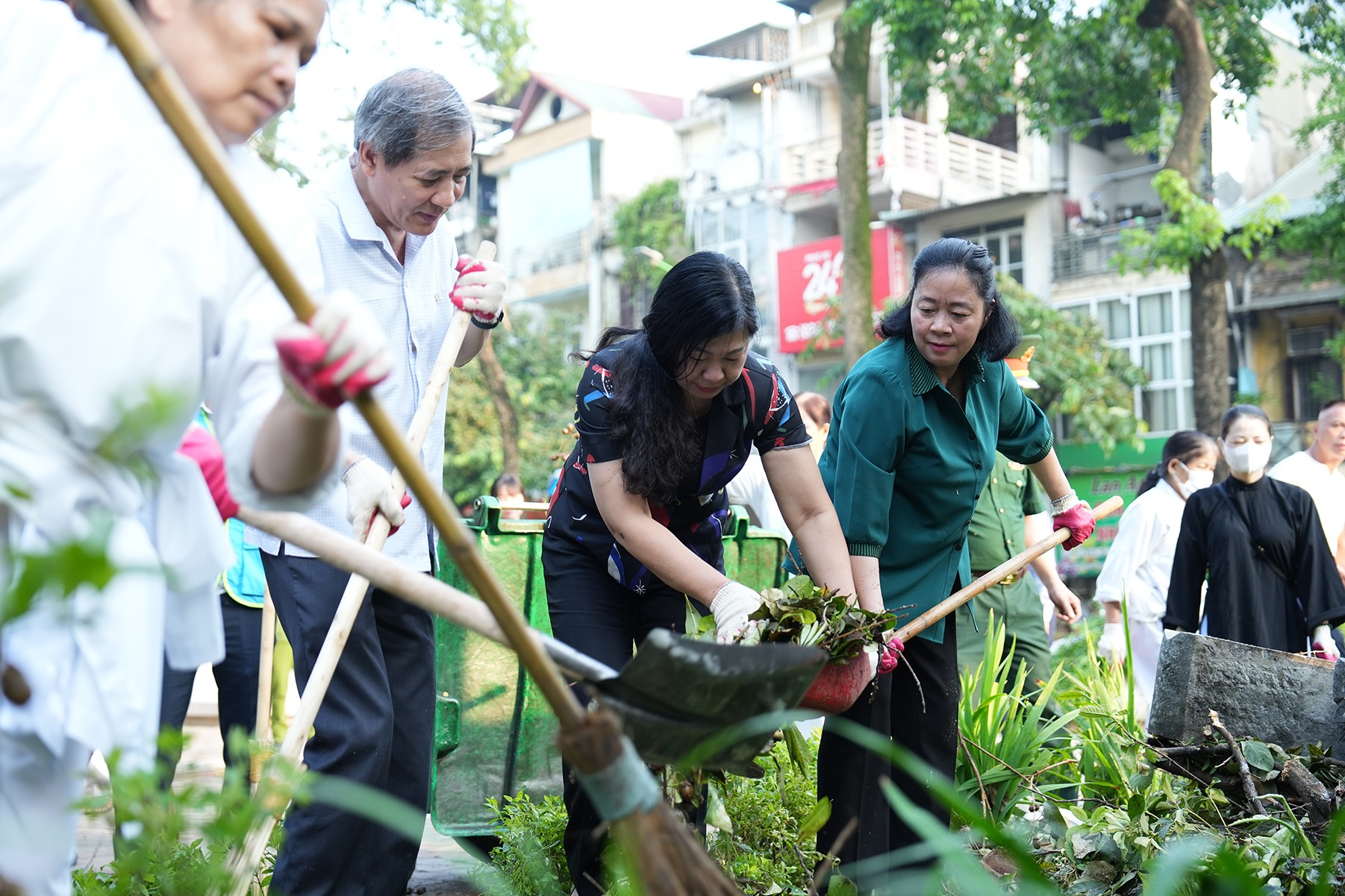 Các đồng chí lãnh đạo thành phố làm gương, động viên người dân tổng vệ sinh môi trường