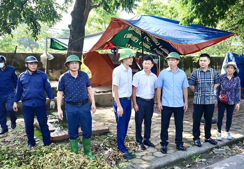 Phó Bí thư Thường trực Quận ủy Nam Từ Liêm Lâm Quang Thao kiểm tra tình hình khắc phục bão số 3  Phường Trung Văn ra quân tổng vệ sinh môi trường đô thị